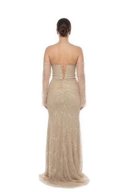 فستان سهرة بمقاسات كبيرة مزين بالدانتيل والخرز المنك